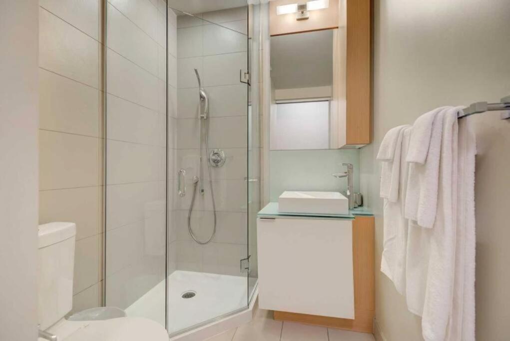 Metropolis Loft - Cn Tower Apartment Toronto Bagian luar foto